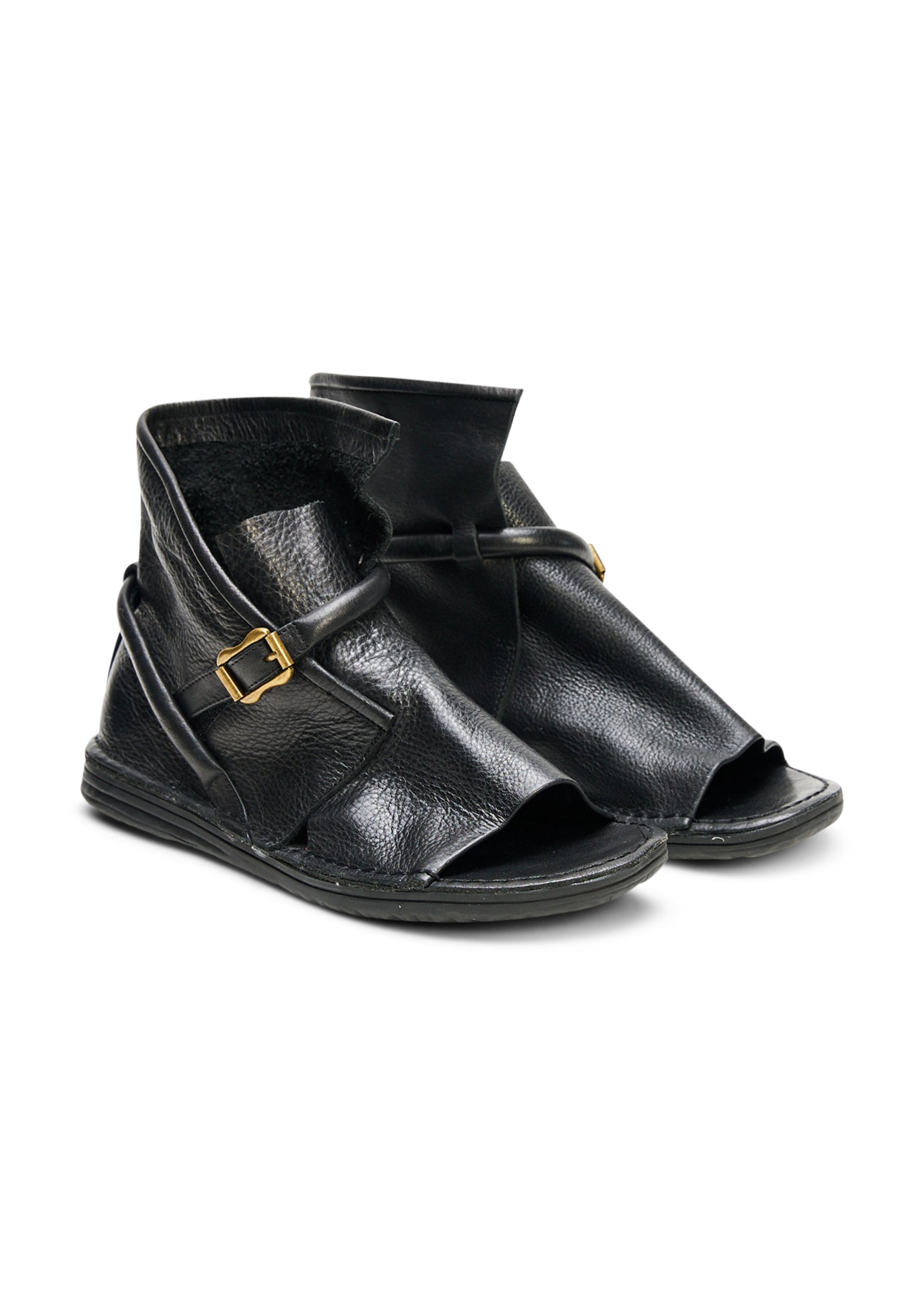 סנדלים מעור סגורות מאחורה ואבזם שחור