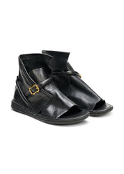 סנדלים מעור סגורות מאחורה ואבזם שחור