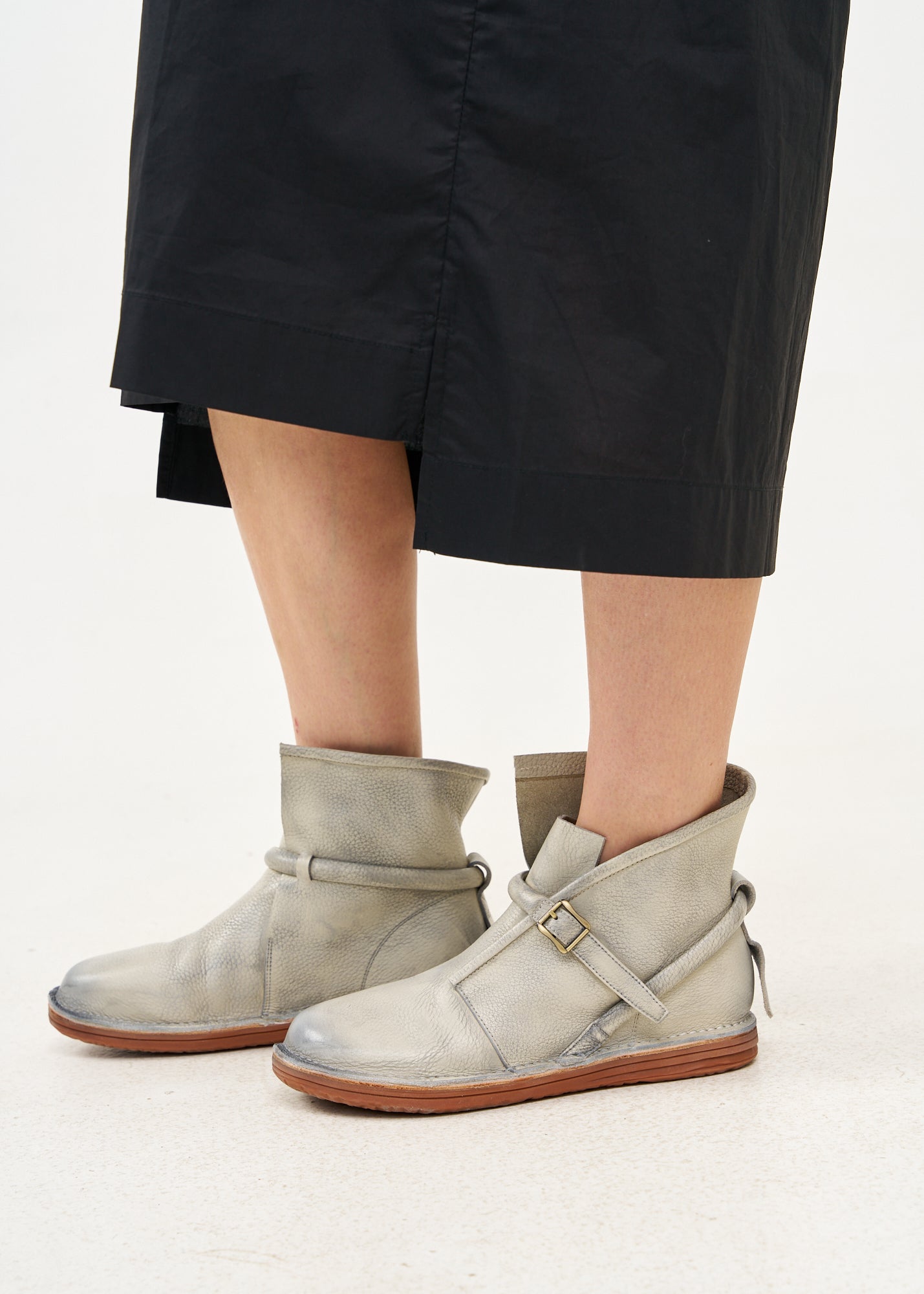 נעלי נוחות מעור סגירת אבזם אפור