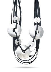 Колье из шелковых нитей с комбинацией серебряных кругов