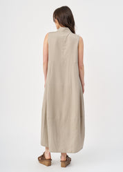 שמלה עם חצי כפתרה וצווארון חום