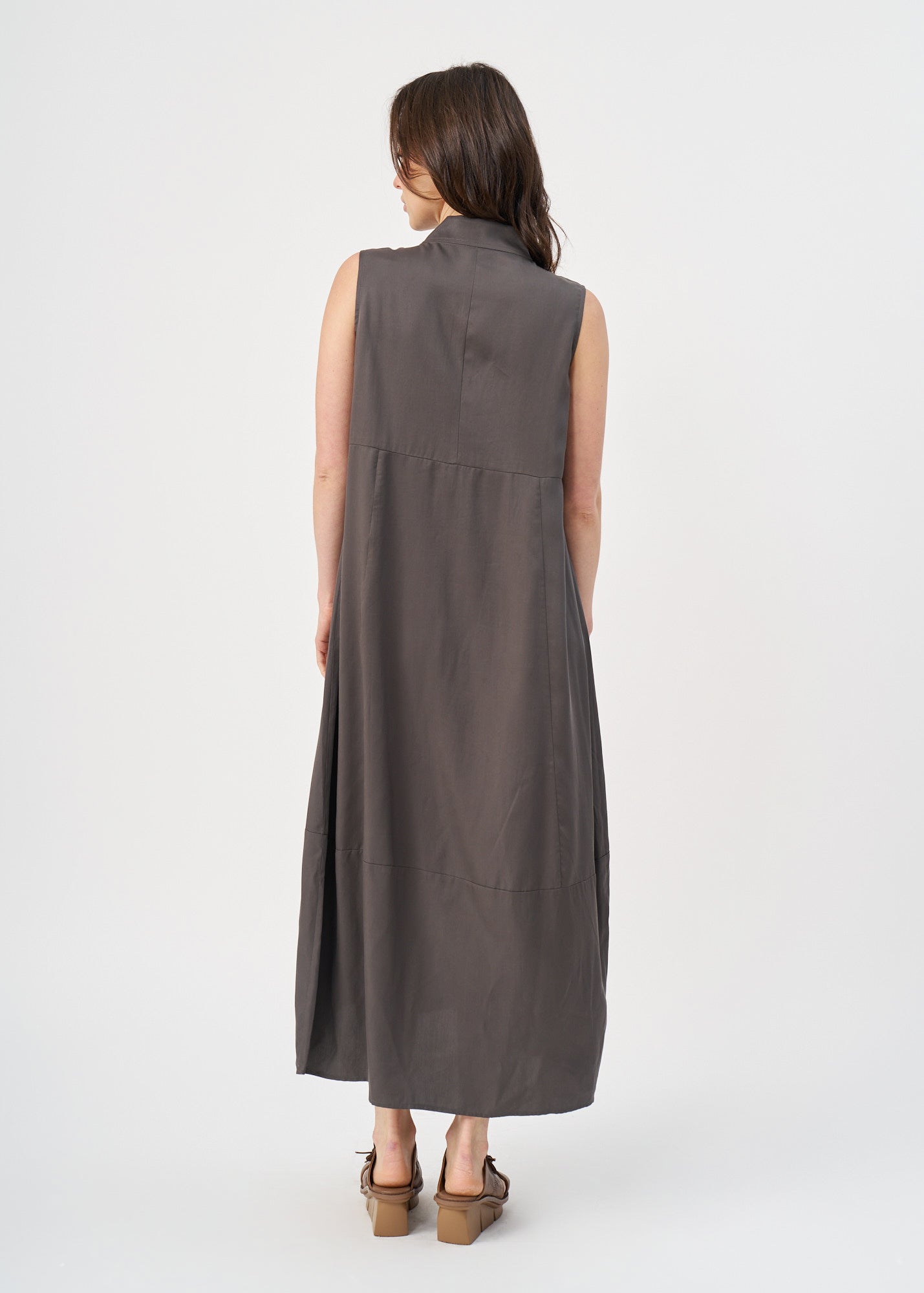 שמלה עם חצי כפתרה וצווארון אפור כהה