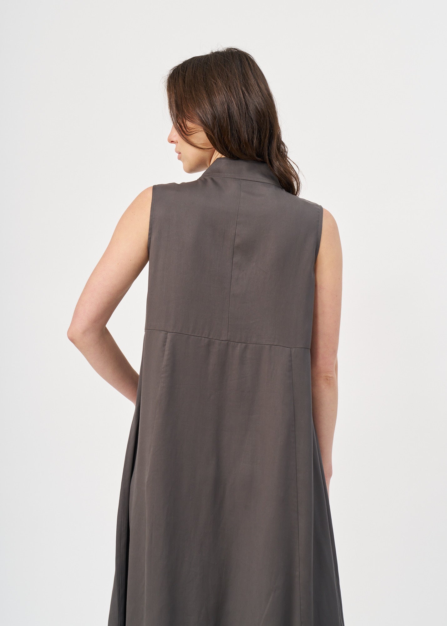 שמלה עם חצי כפתרה וצווארון אפור כהה
