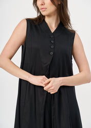 שמלה עם חצי כפתרה וצווארון שחור