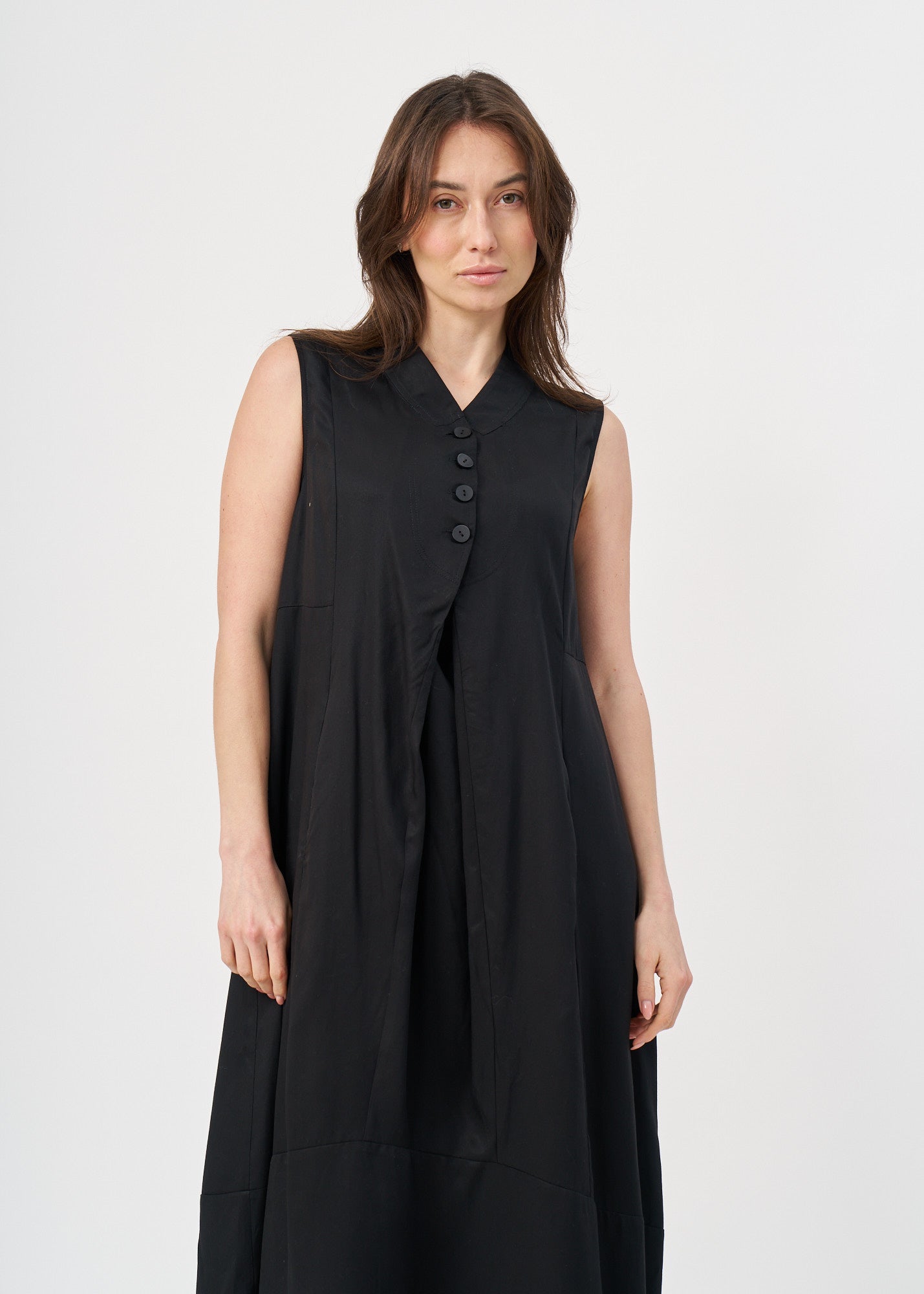 שמלה עם חצי כפתרה וצווארון שחור