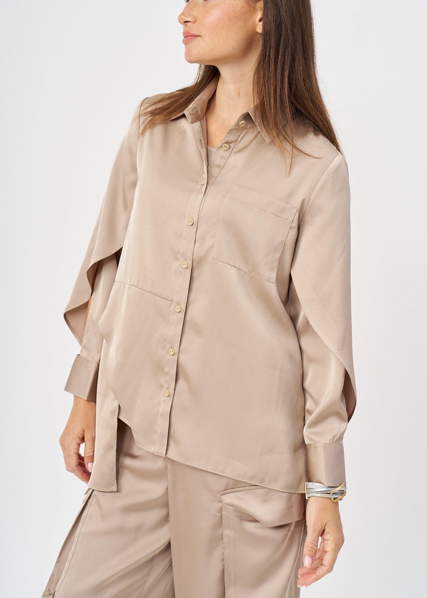 חולצה מכופתרת סאטן שרוולים פתוחים חום