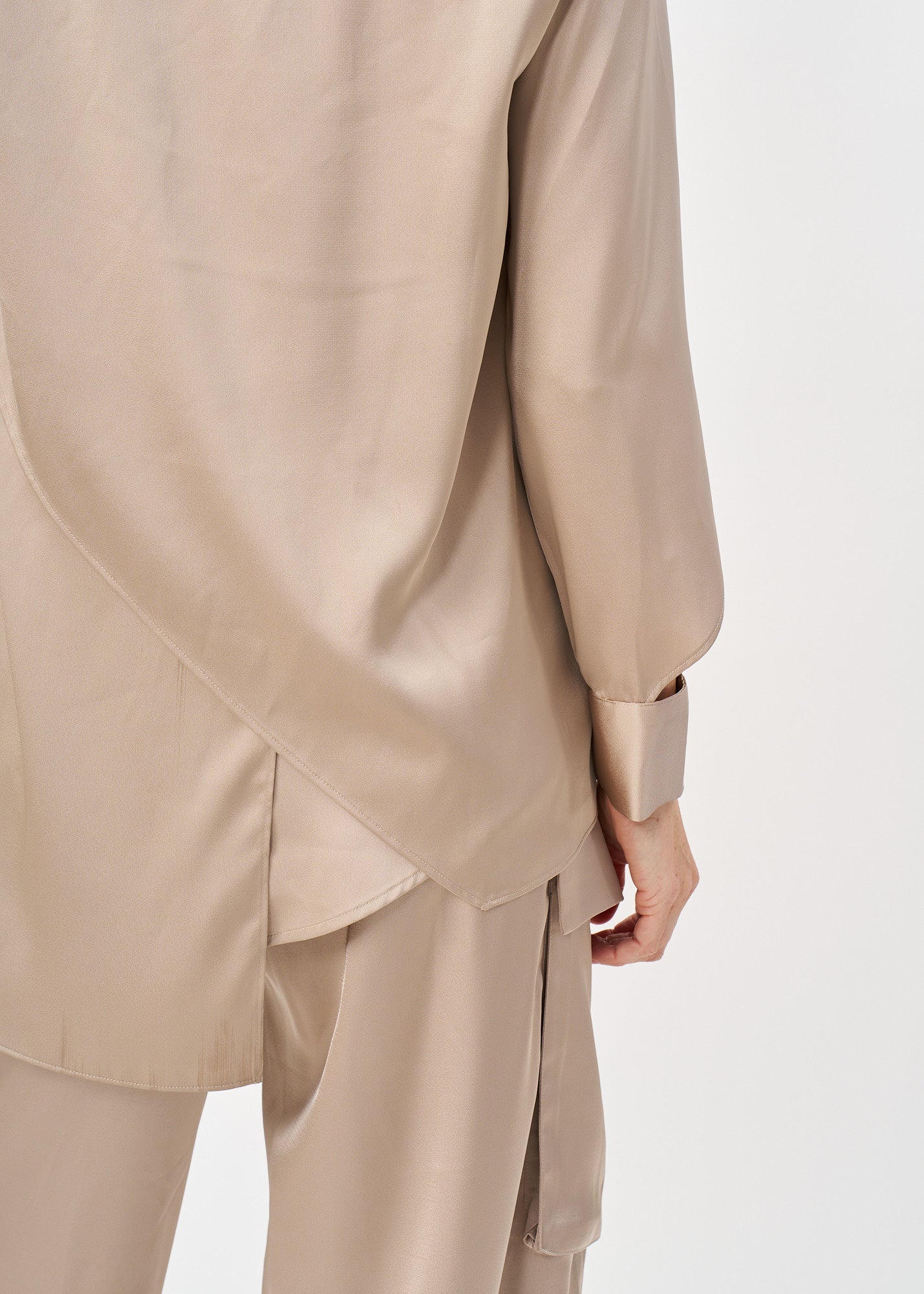 חולצה מכופתרת סאטן שרוולים פתוחים חום