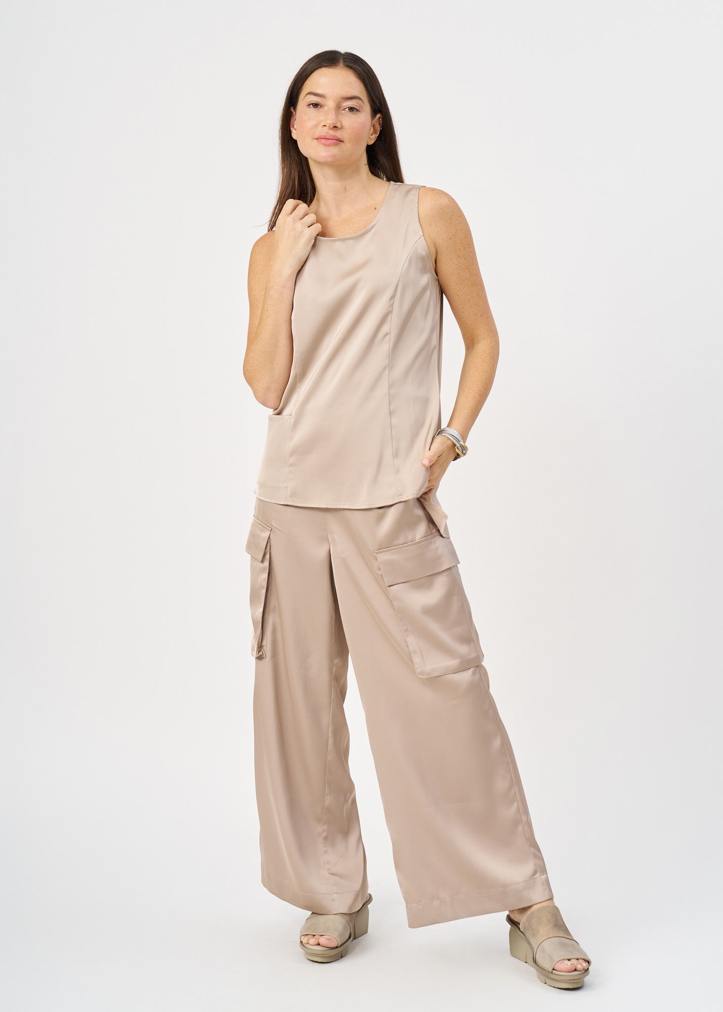 גופייה עם כיס סאטן חום