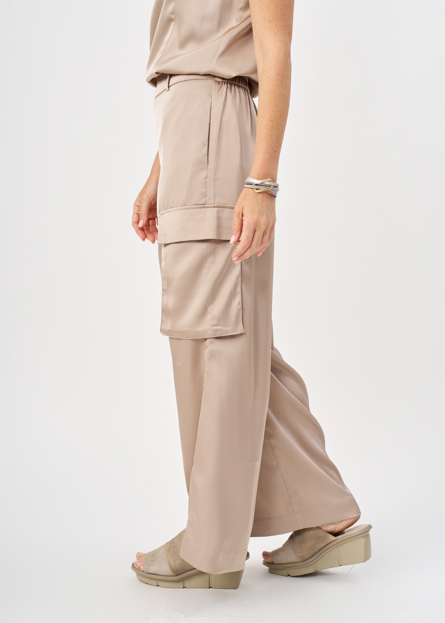 Brown satin pants with pockets