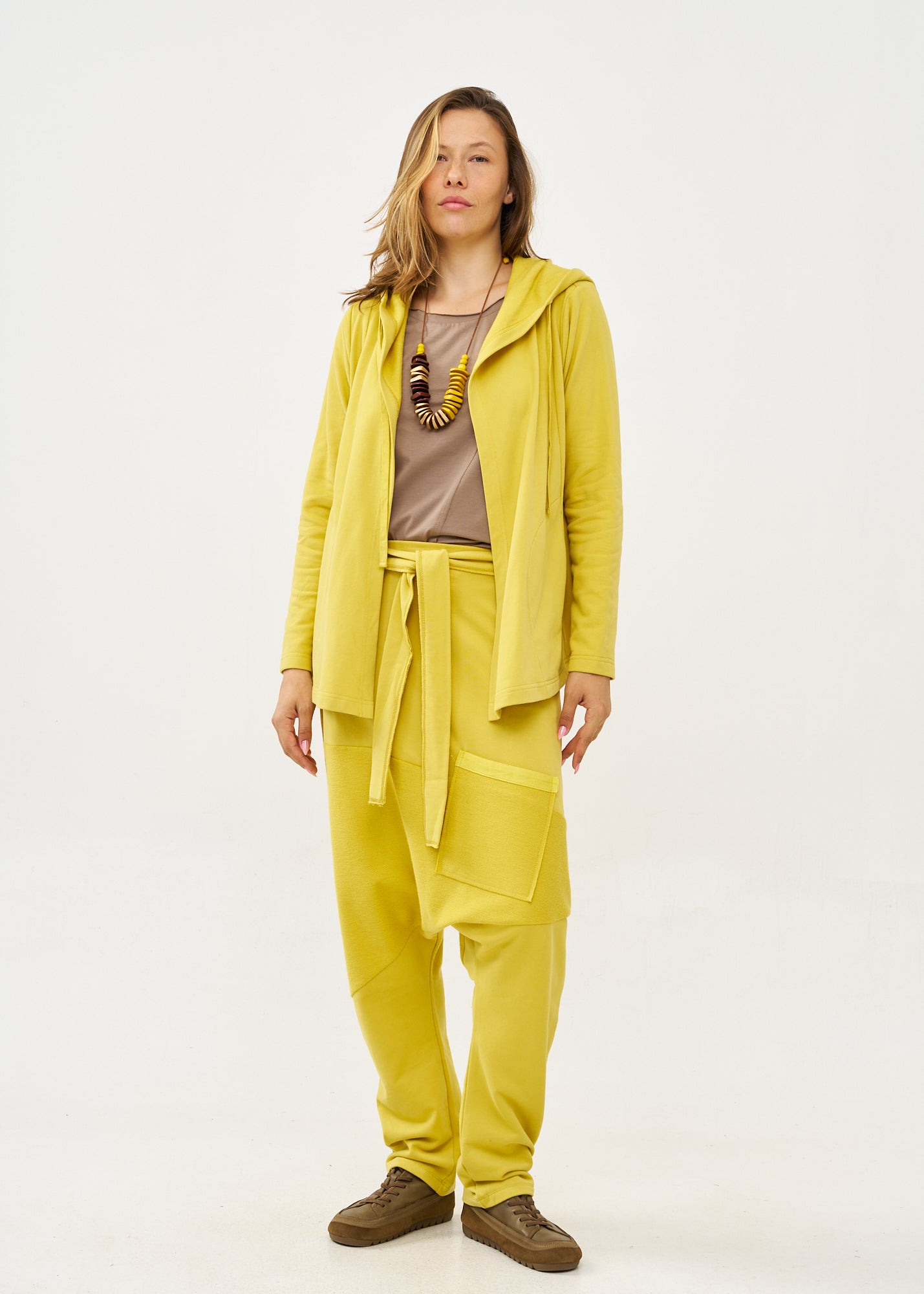 נעלי עור רכות לנשים עם שרוכי גומי חום