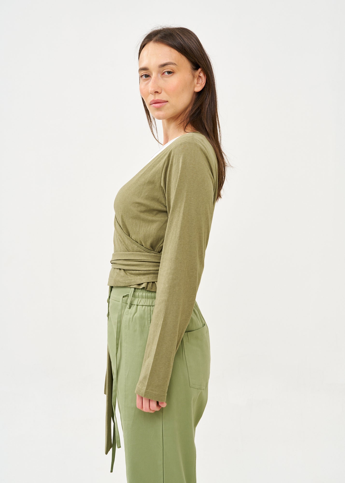 עליונית שרוול ארוך נקשרת במותן ירוק