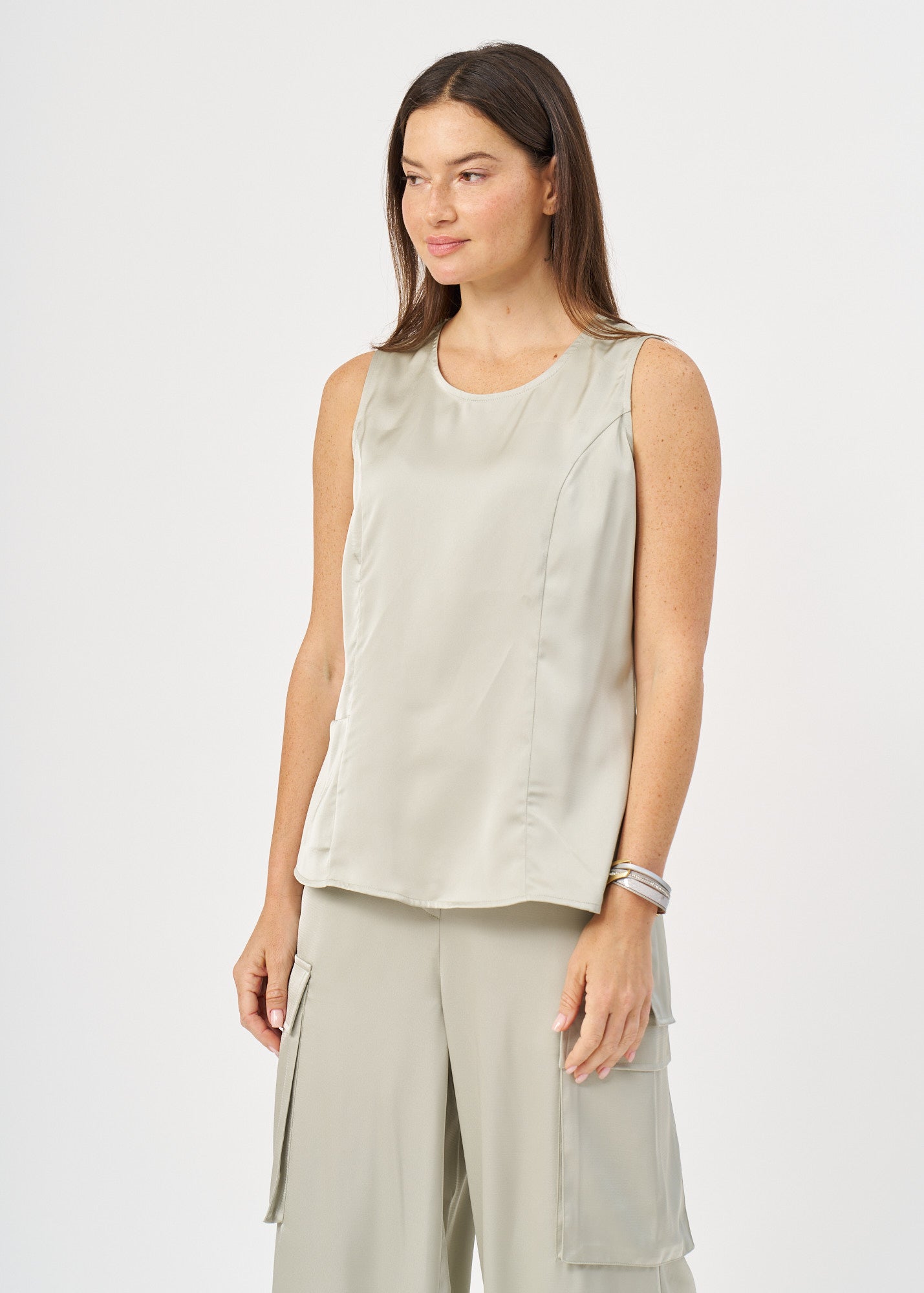 גופייה עם כיס סאטן ירוק