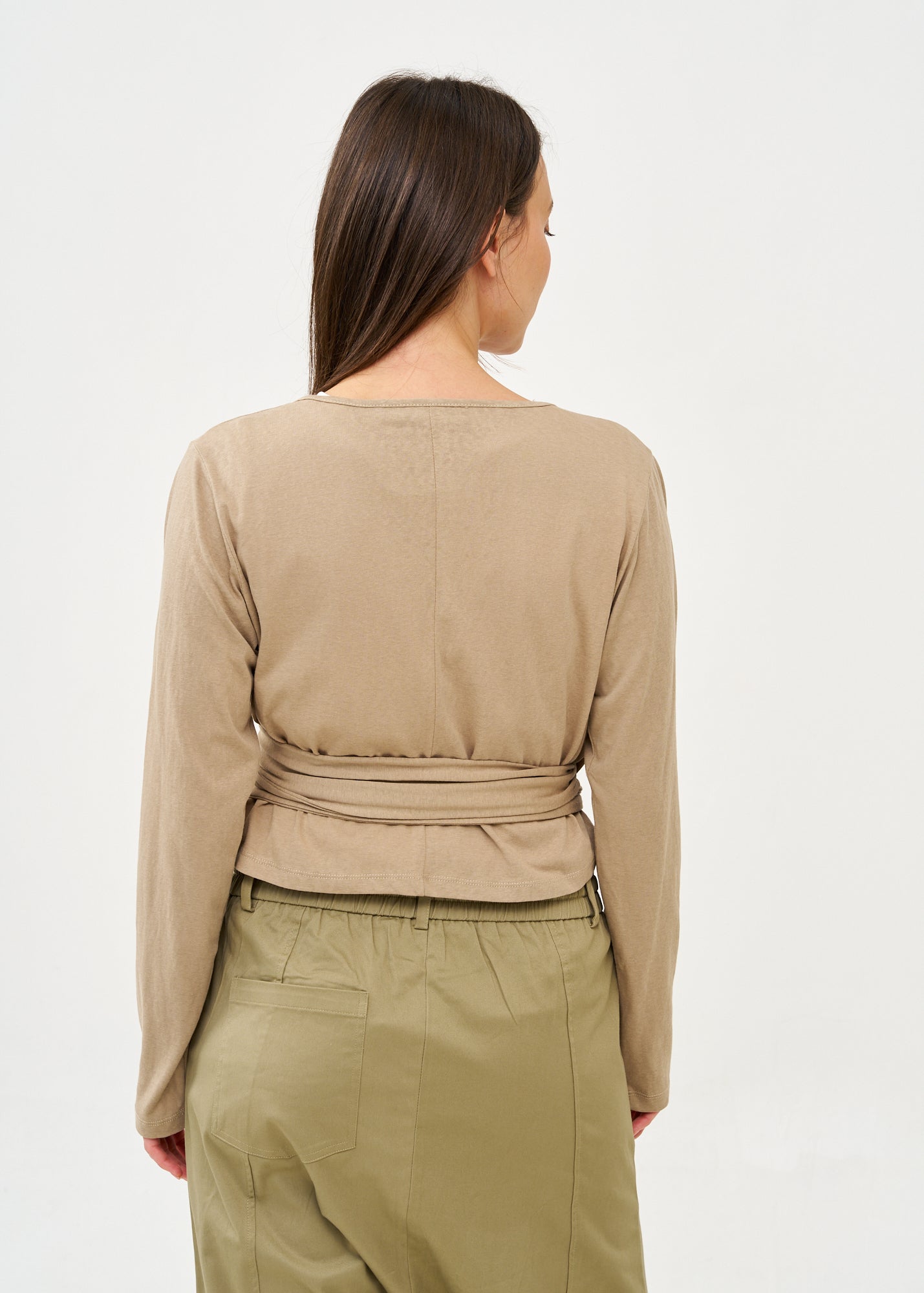 עליונית שרוול ארוך נקשרת במותן חום