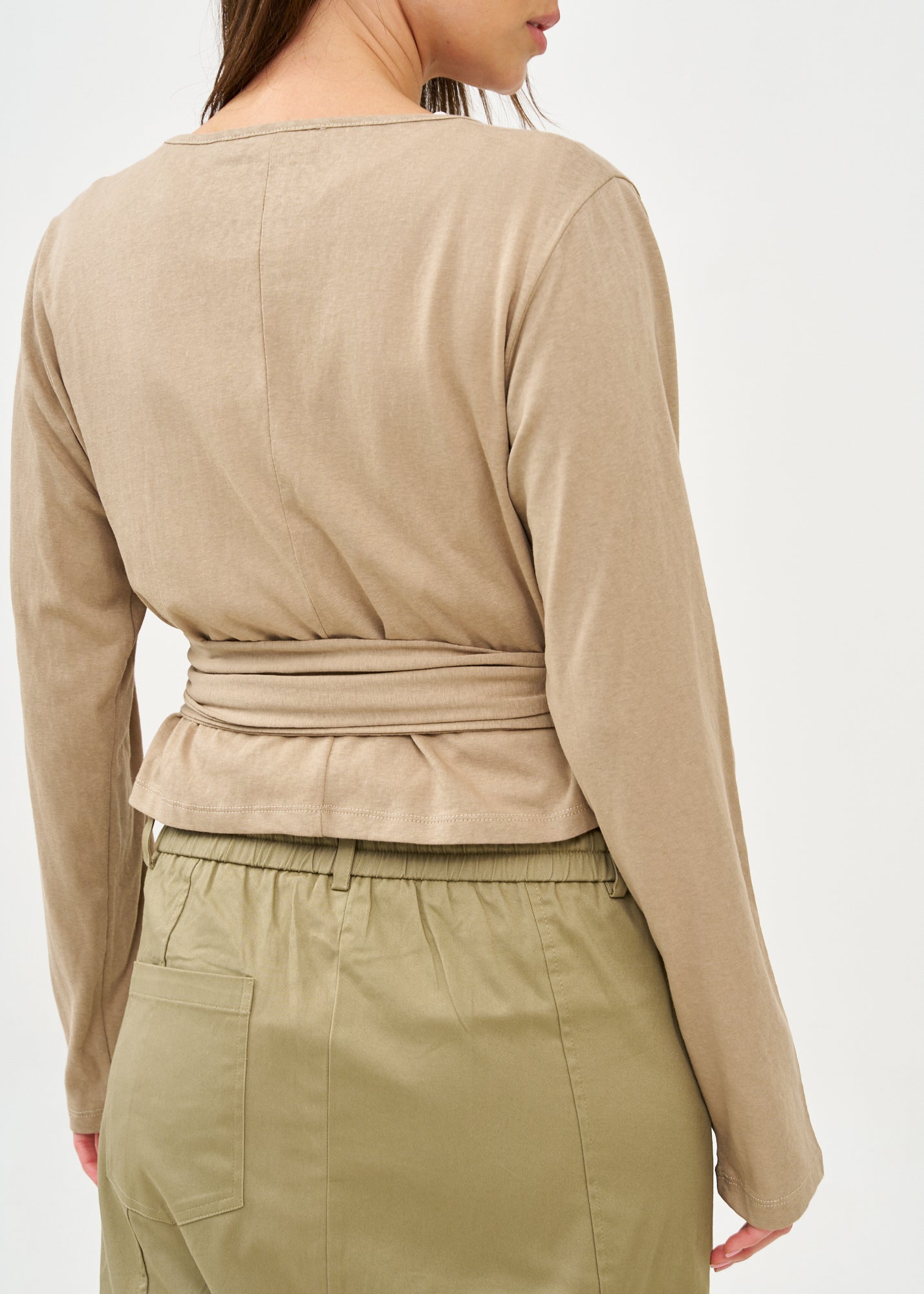 עליונית שרוול ארוך נקשרת במותן חום