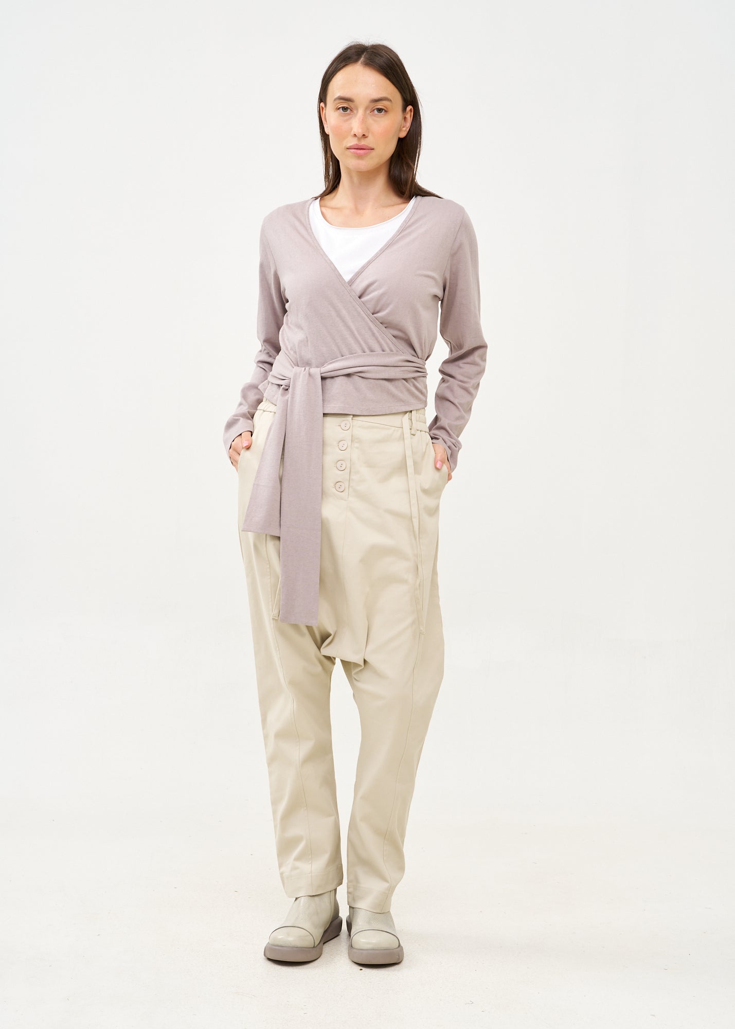 עליונית שרוול ארוך נקשרת במותן אפור