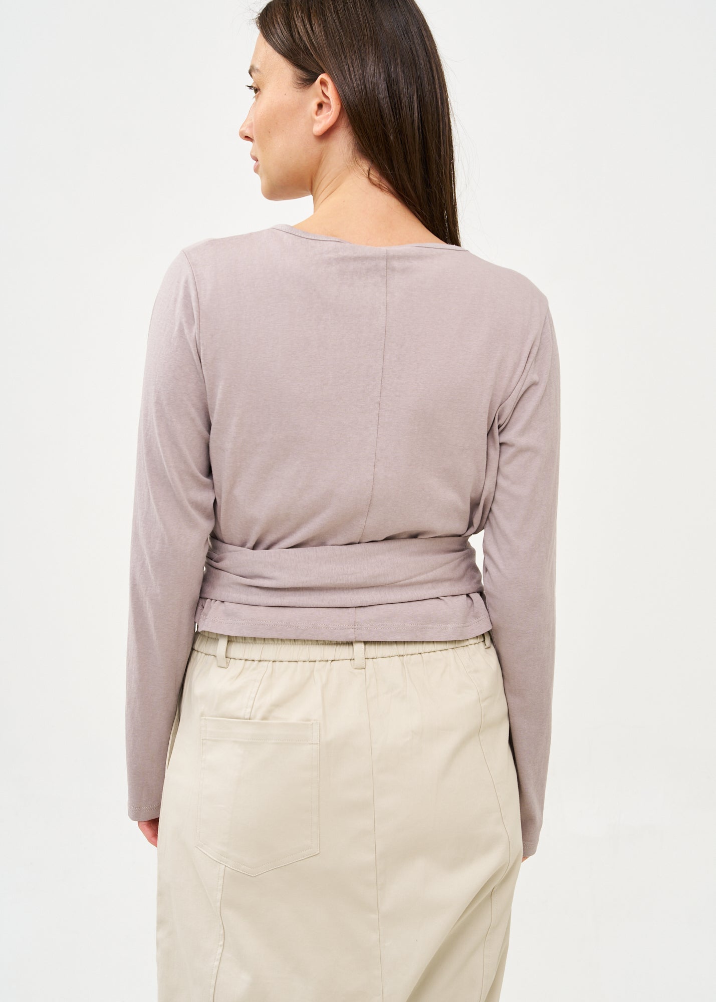 עליונית שרוול ארוך נקשרת במותן אפור