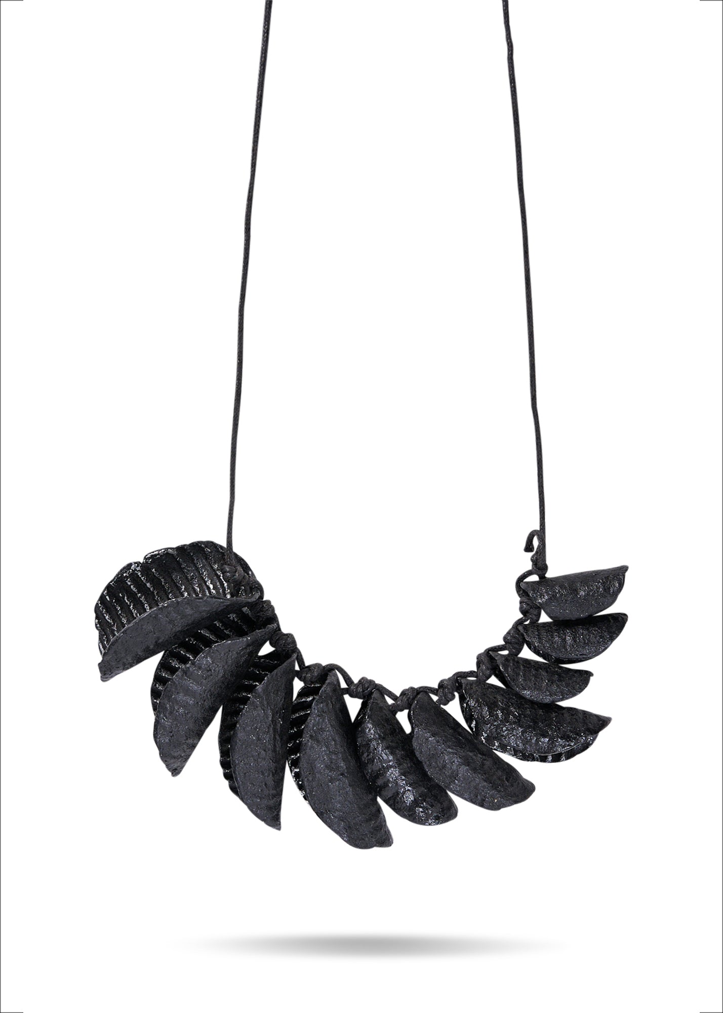 שרשרת עיגולים מקופלים עם פסים שחור