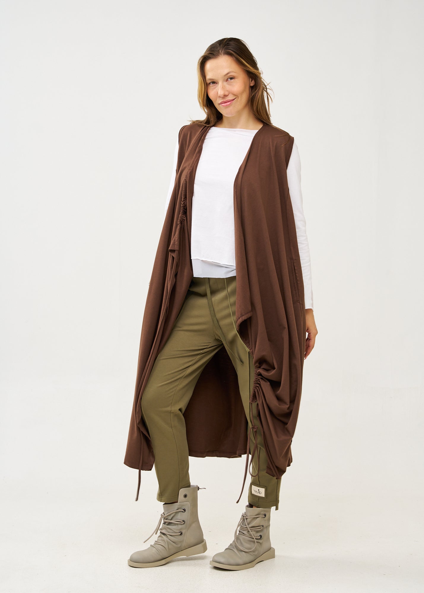 מגפיים לנשים עם קשירת עור ורוכסן אפור