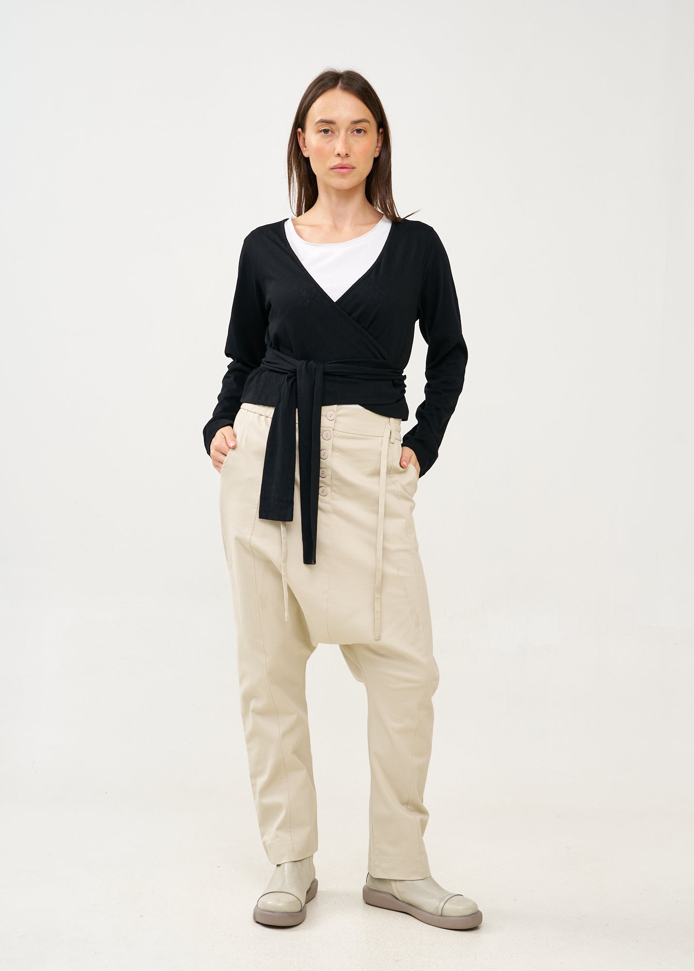 עליונית שרוול ארוך נקשרת במותן שחור