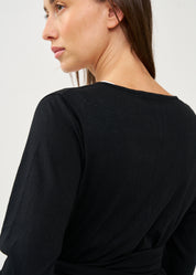 עליונית שרוול ארוך נקשרת במותן שחור