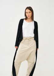 עליונית שרוול ארוך נקשרת במותן שחור