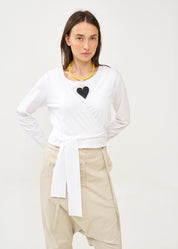 עליונית שרוול ארוך נקשרת במותן לבן