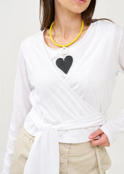 עליונית שרוול ארוך נקשרת במותן לבן