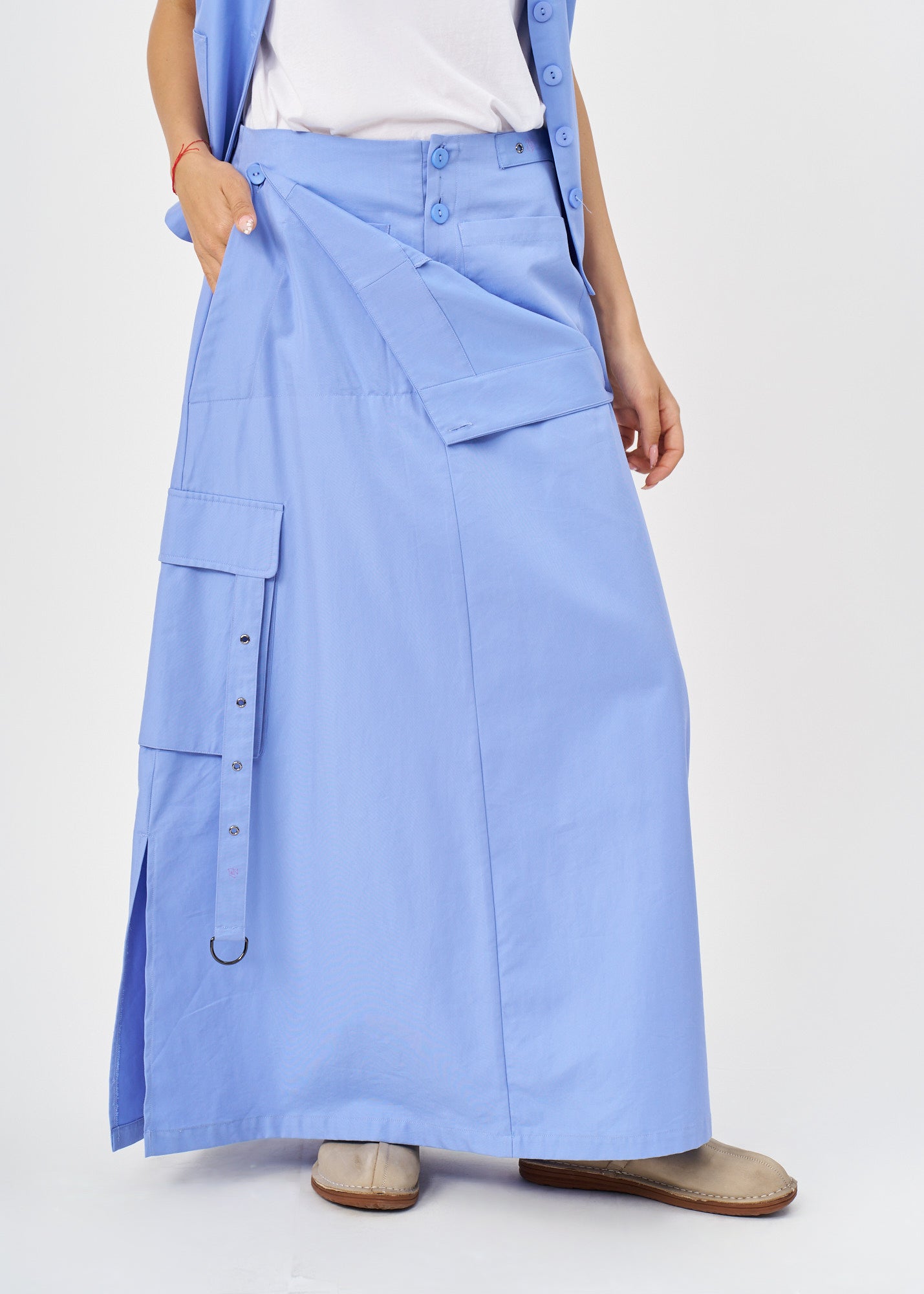 Kangaroo skirt with blue cargo pockets