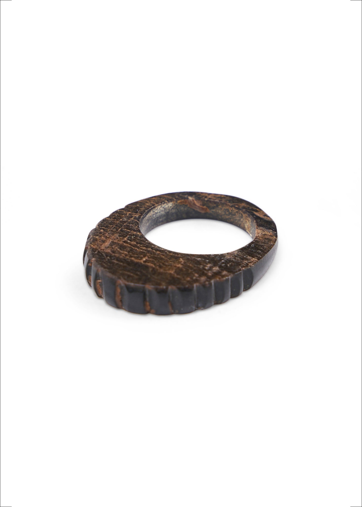 Serrated ring on top resembling brown wood