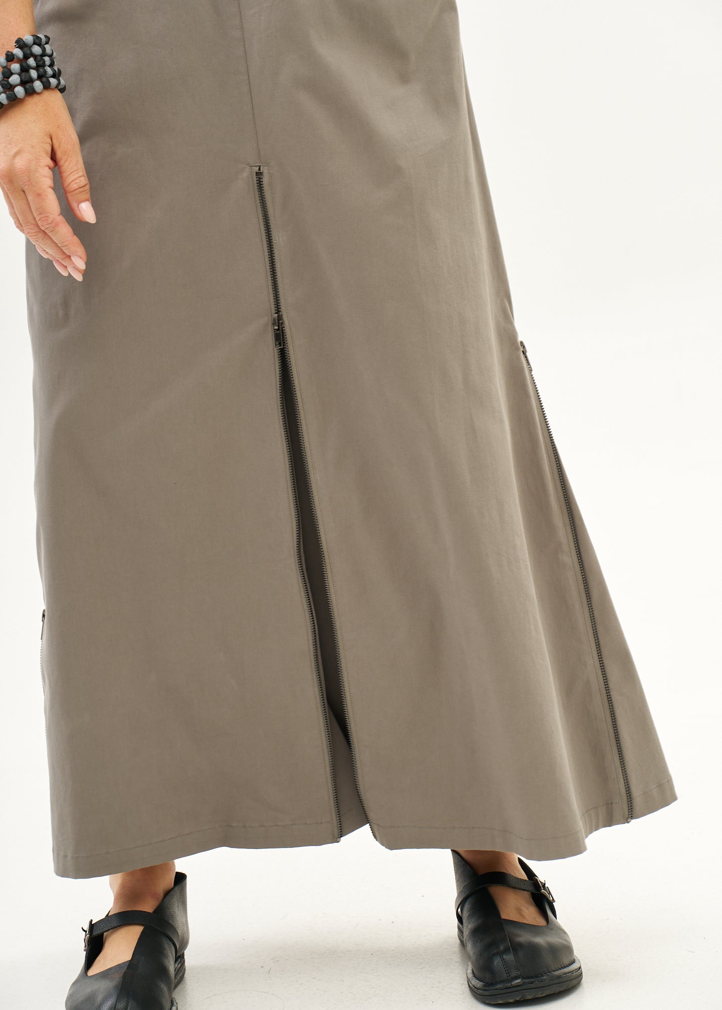 חצאית עם רוכסנים שילוב סרט אפור