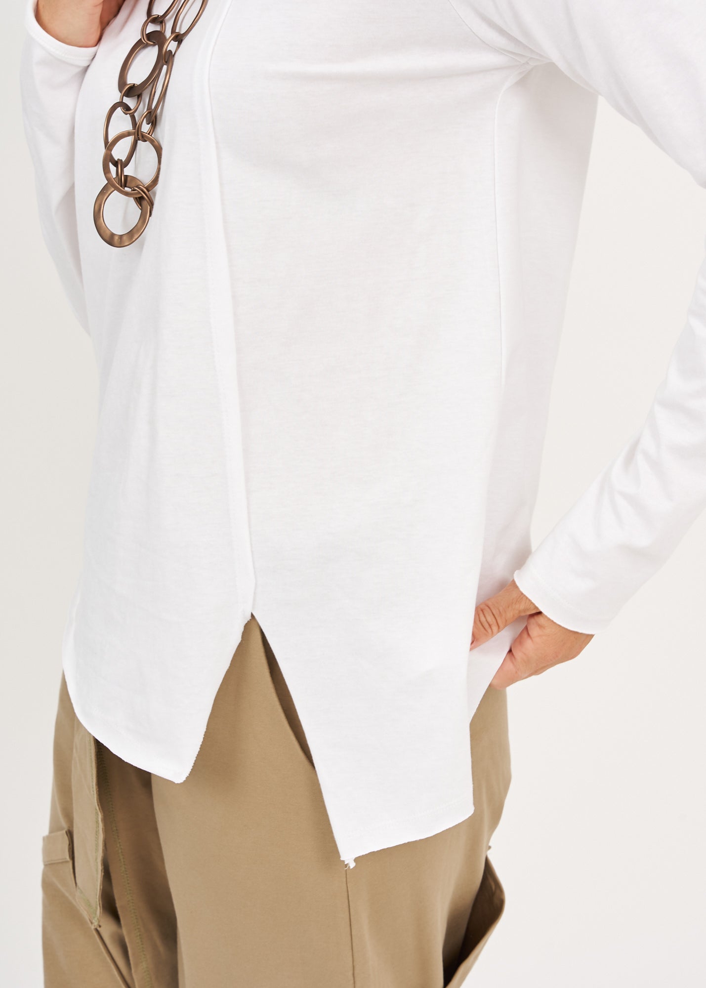 חולצה שרוולים ארוכים וחתך לבן