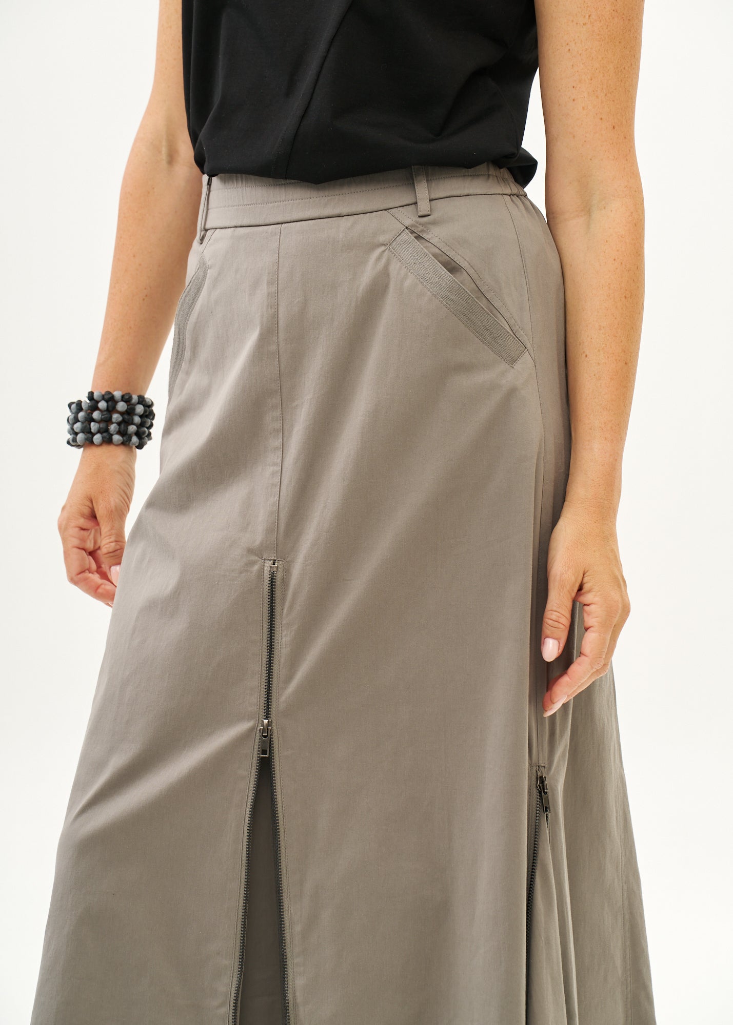 חצאית עם רוכסנים שילוב סרט אפור