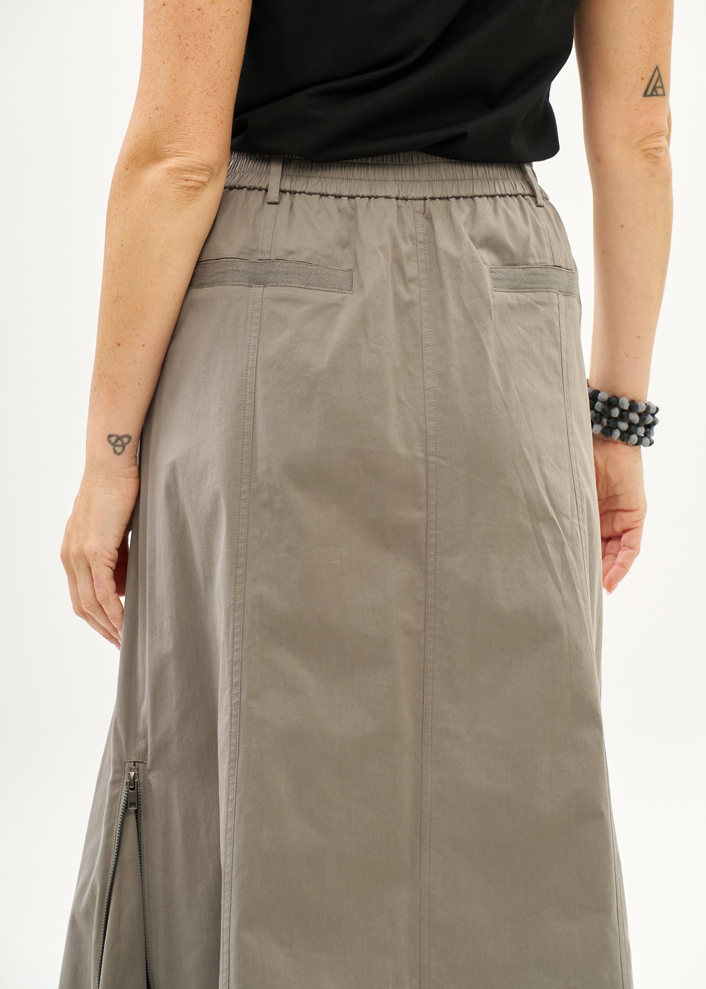 חצאית עם רוכסנים שילוב סרט אפור