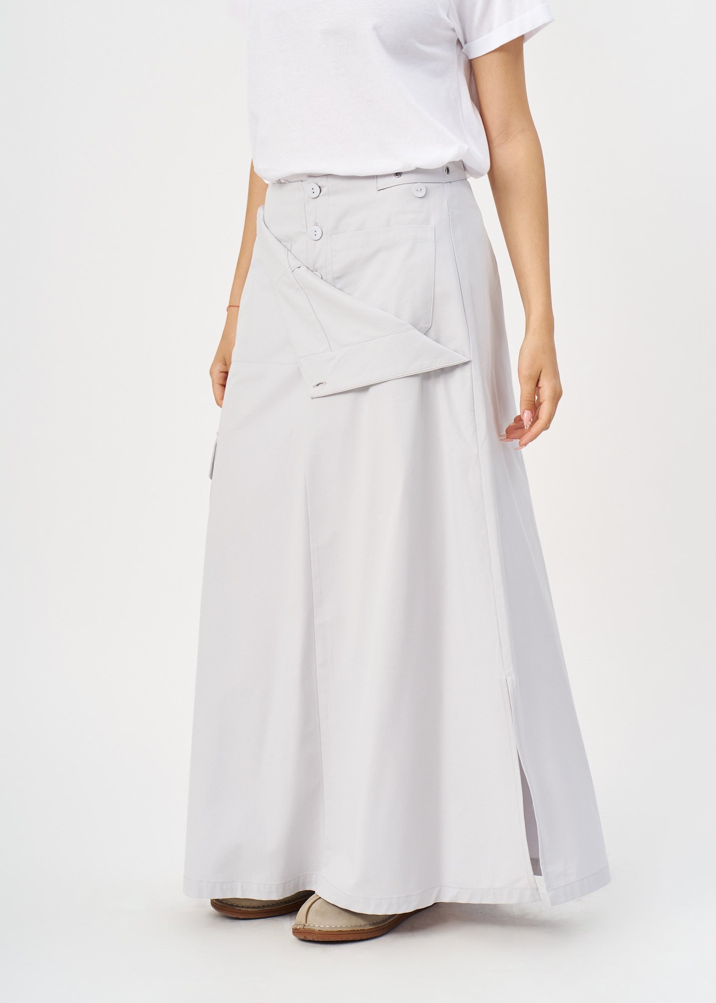 Light gray kangaroo skirt with cargo pockets