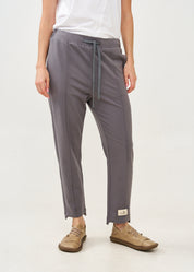 מכנסיים תפר באמצע ופאץ' אפור כהה