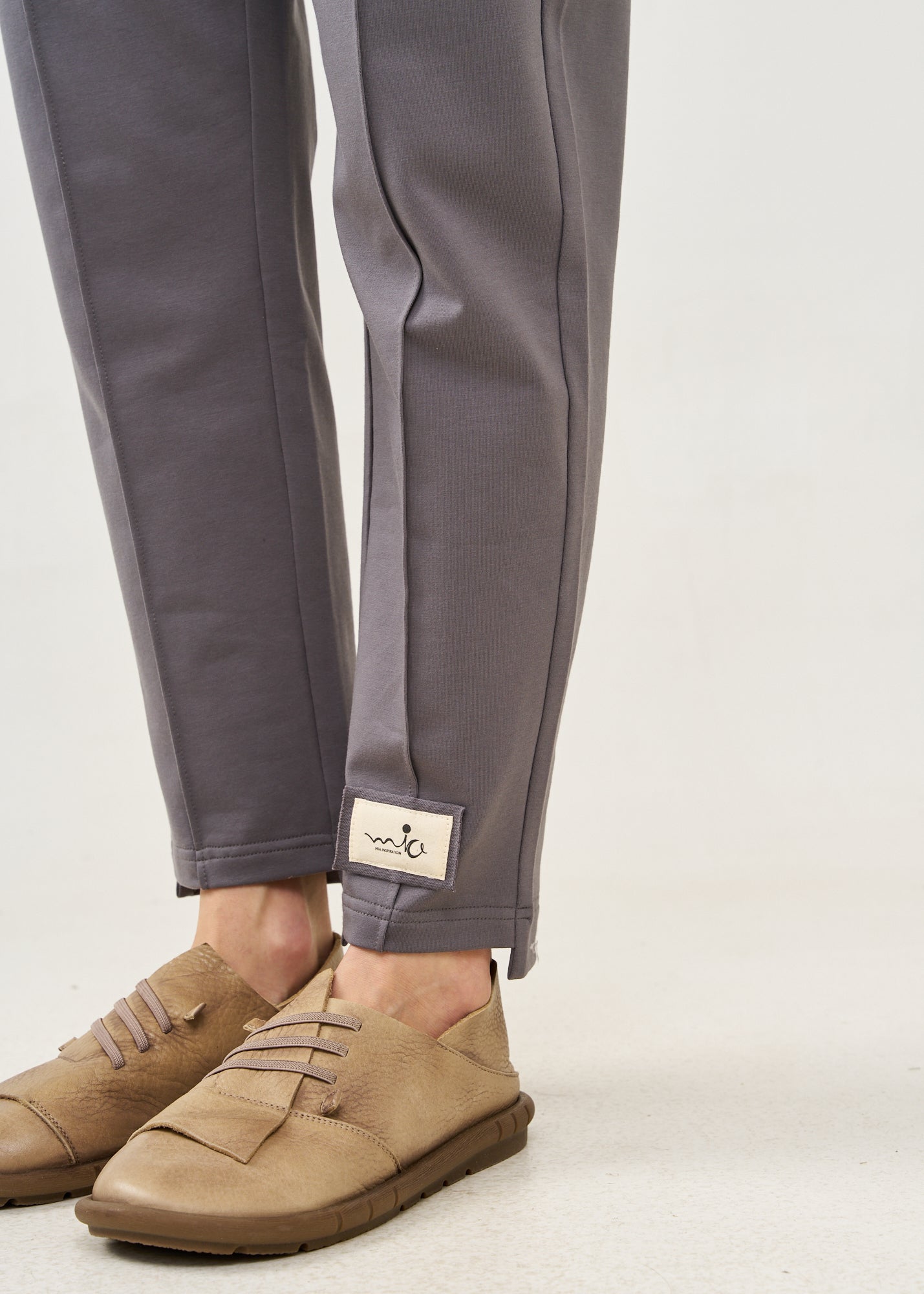 מכנסיים תפר באמצע ופאץ' אפור כהה