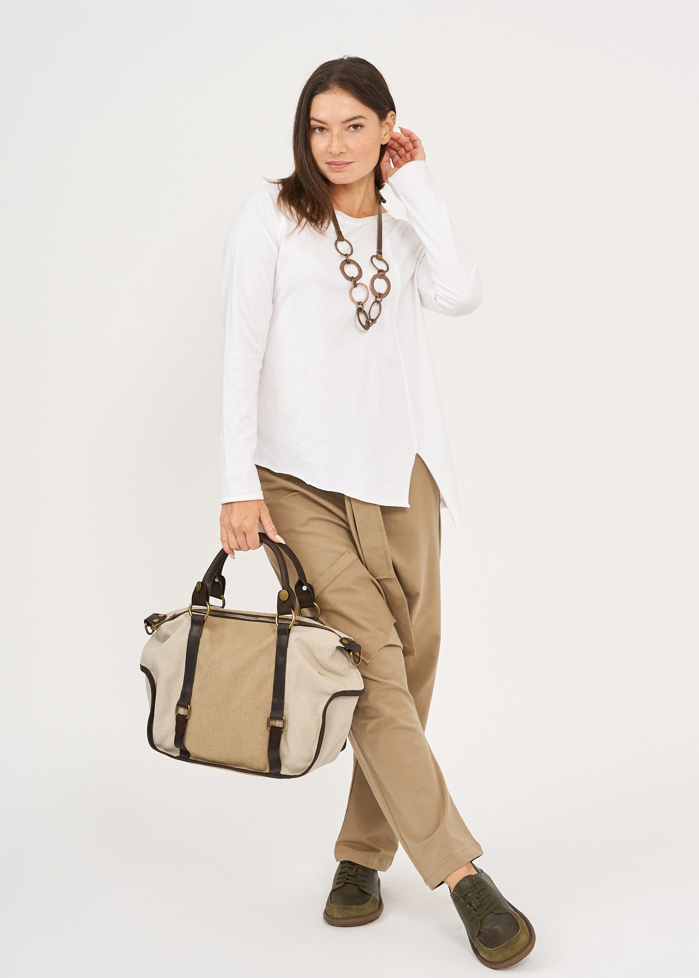 חולצה שרוולים ארוכים וחתך לבן