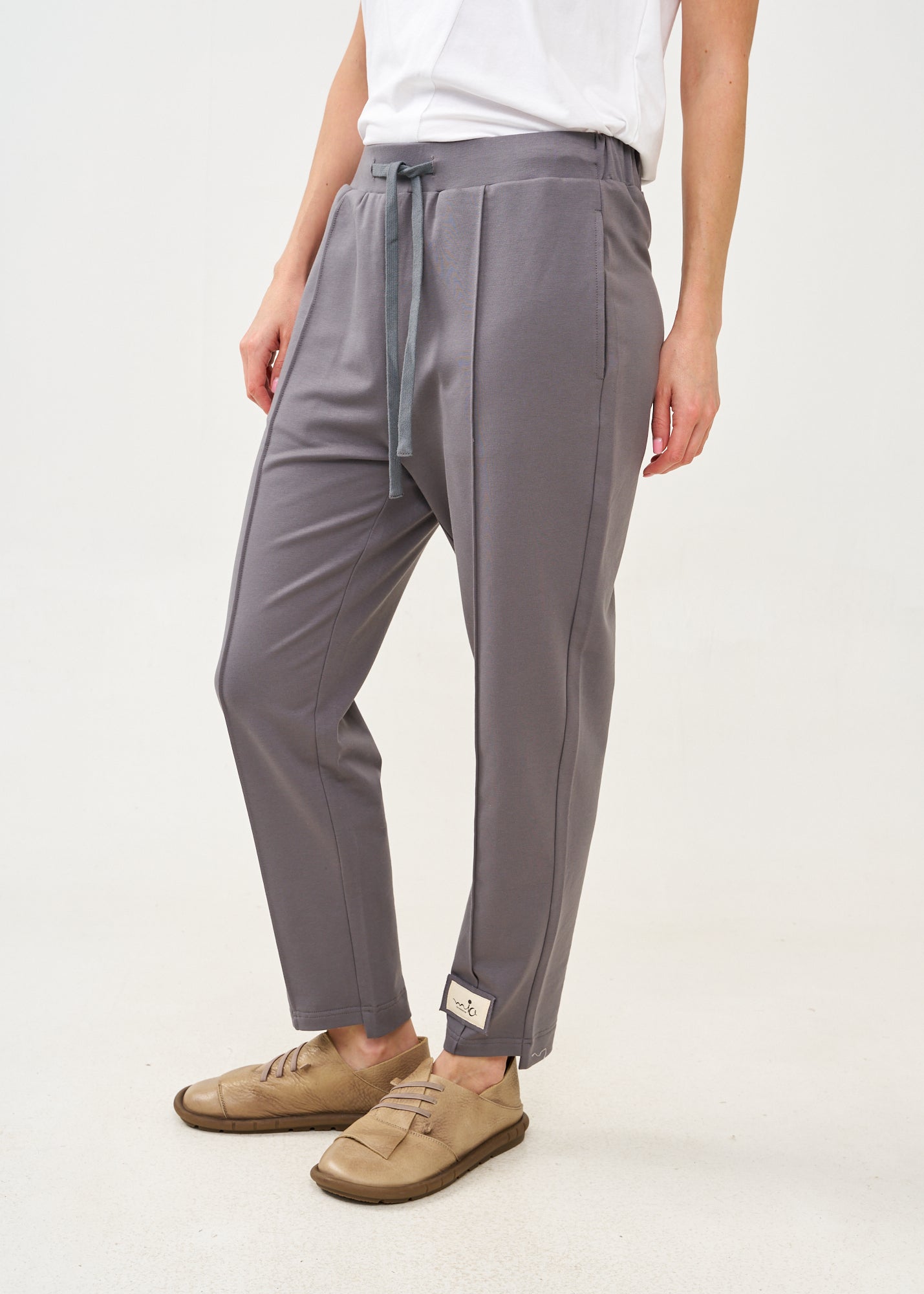 מכנסיים תפר באמצע ופאץ' אפור כהה