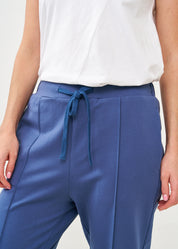 מכנסיים תפר באמצע ופאץ' כחול כהה