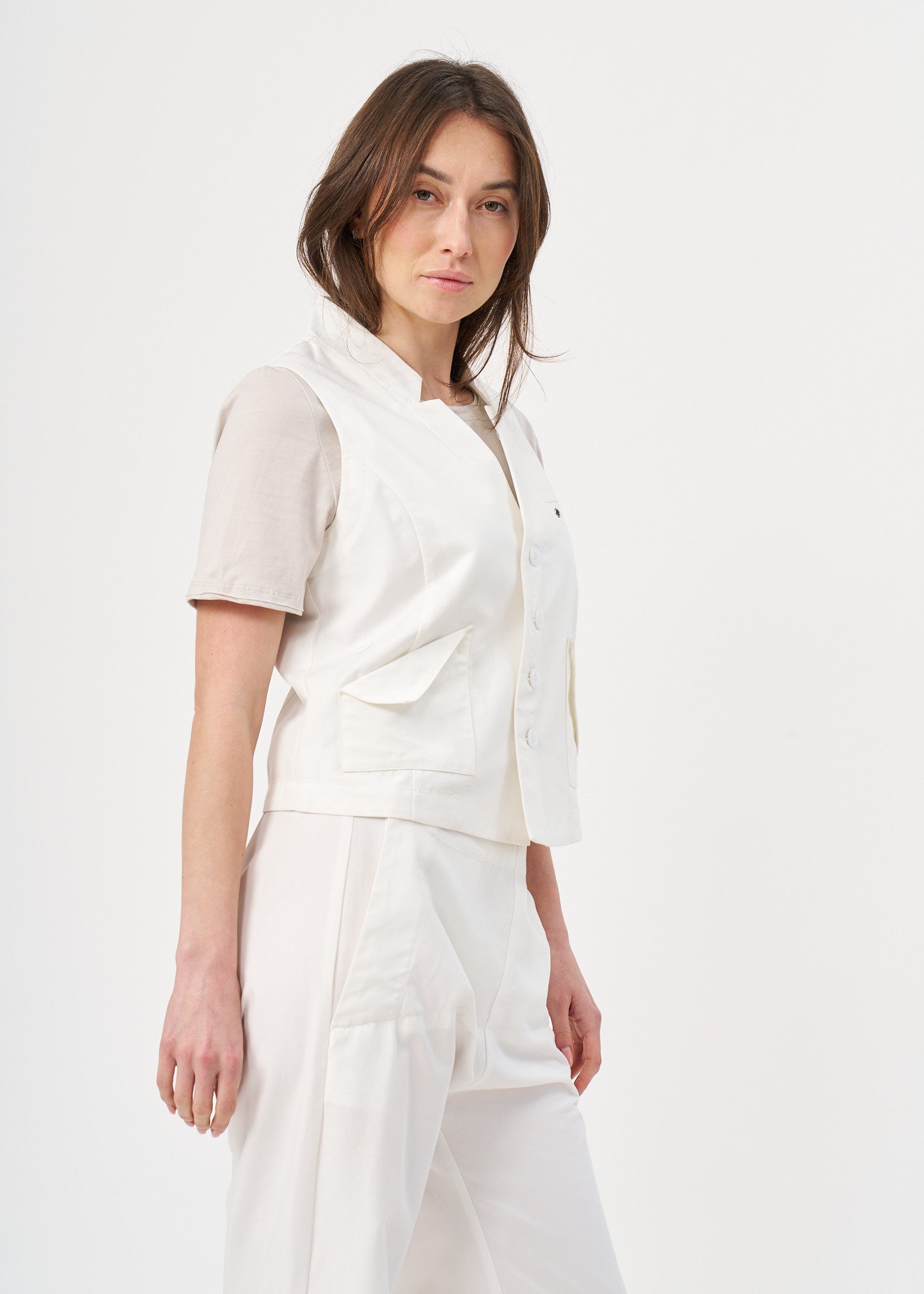 Folded pocket vest with white button