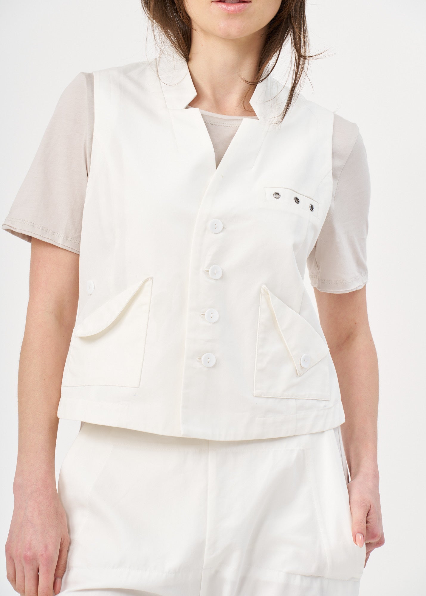 Folded pocket vest with white button