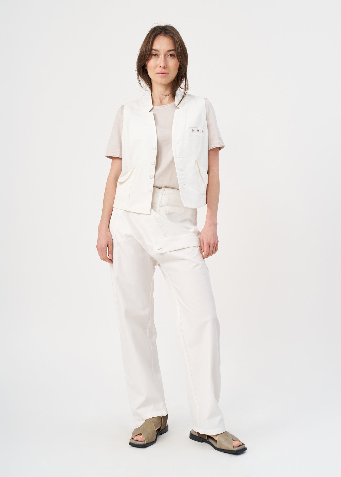 Folded pocket vest with white button