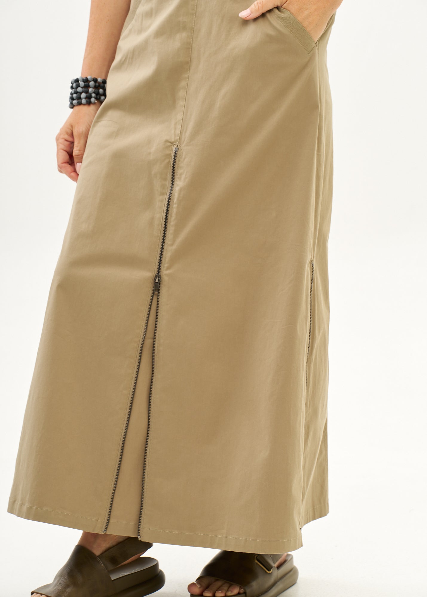 חצאית עם רוכסנים שילוב סרט חום