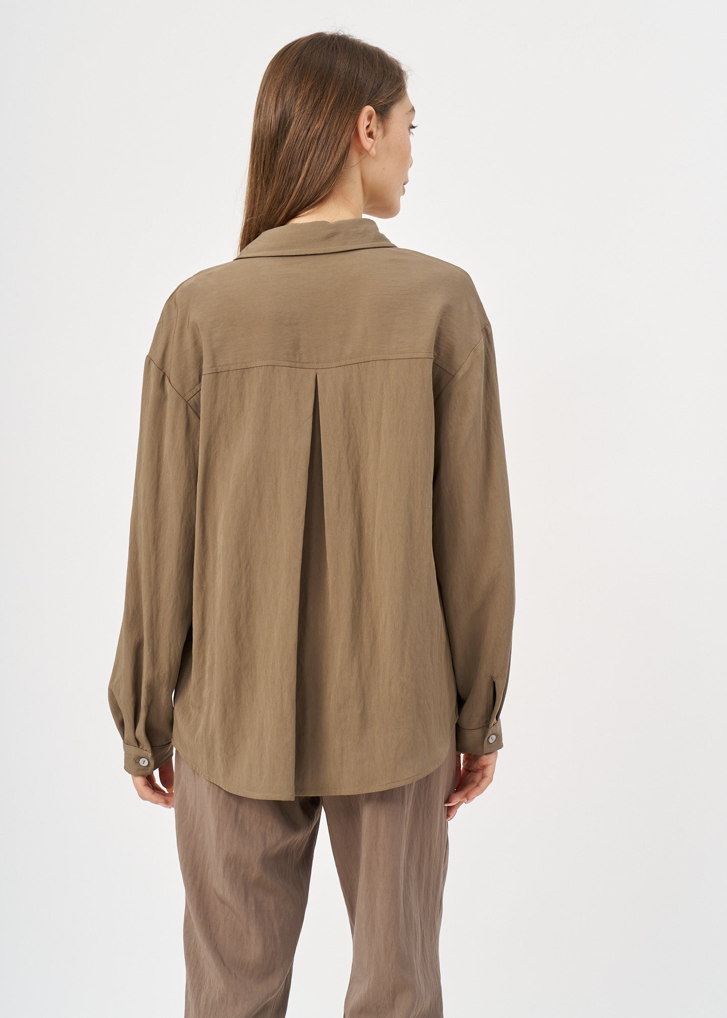 Soft fabric button-down shirt with two front pockets, brown