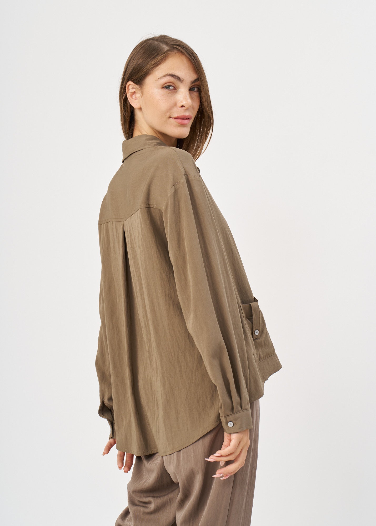 Soft fabric button-down shirt with two front pockets, brown