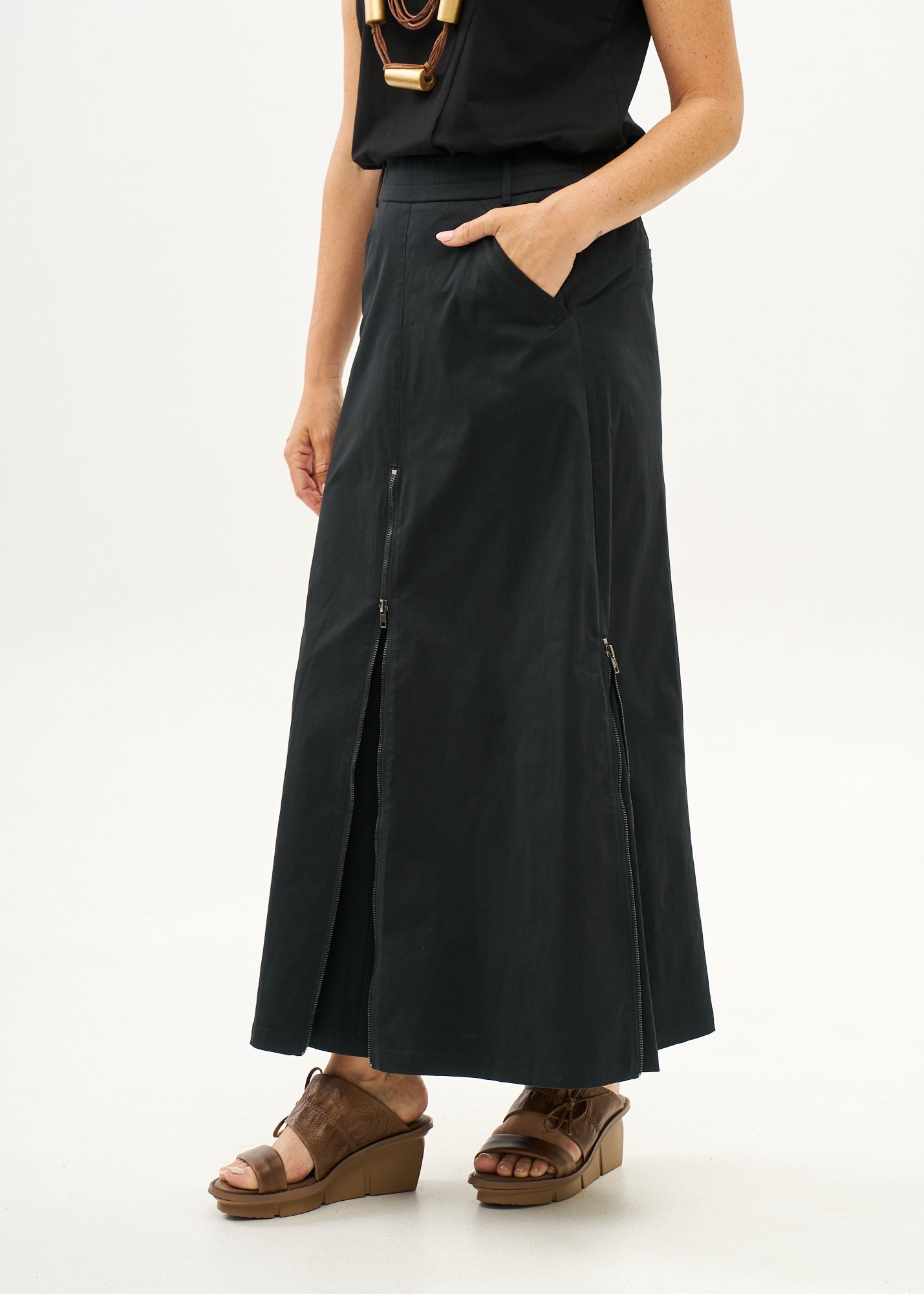 חצאית עם רוכסנים שילוב סרט שחור