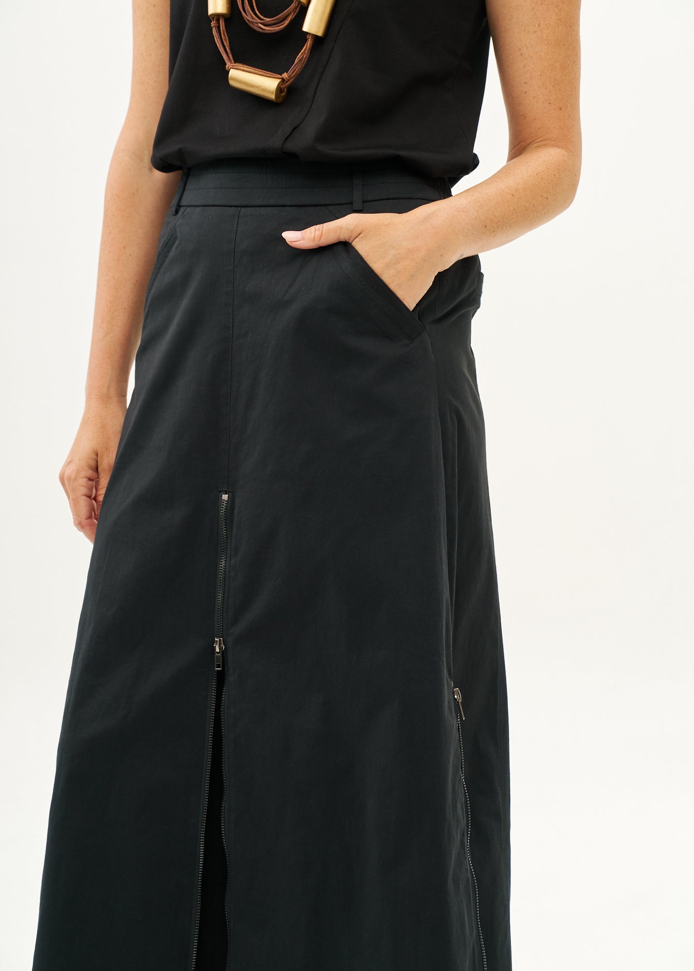 חצאית עם רוכסנים שילוב סרט שחור