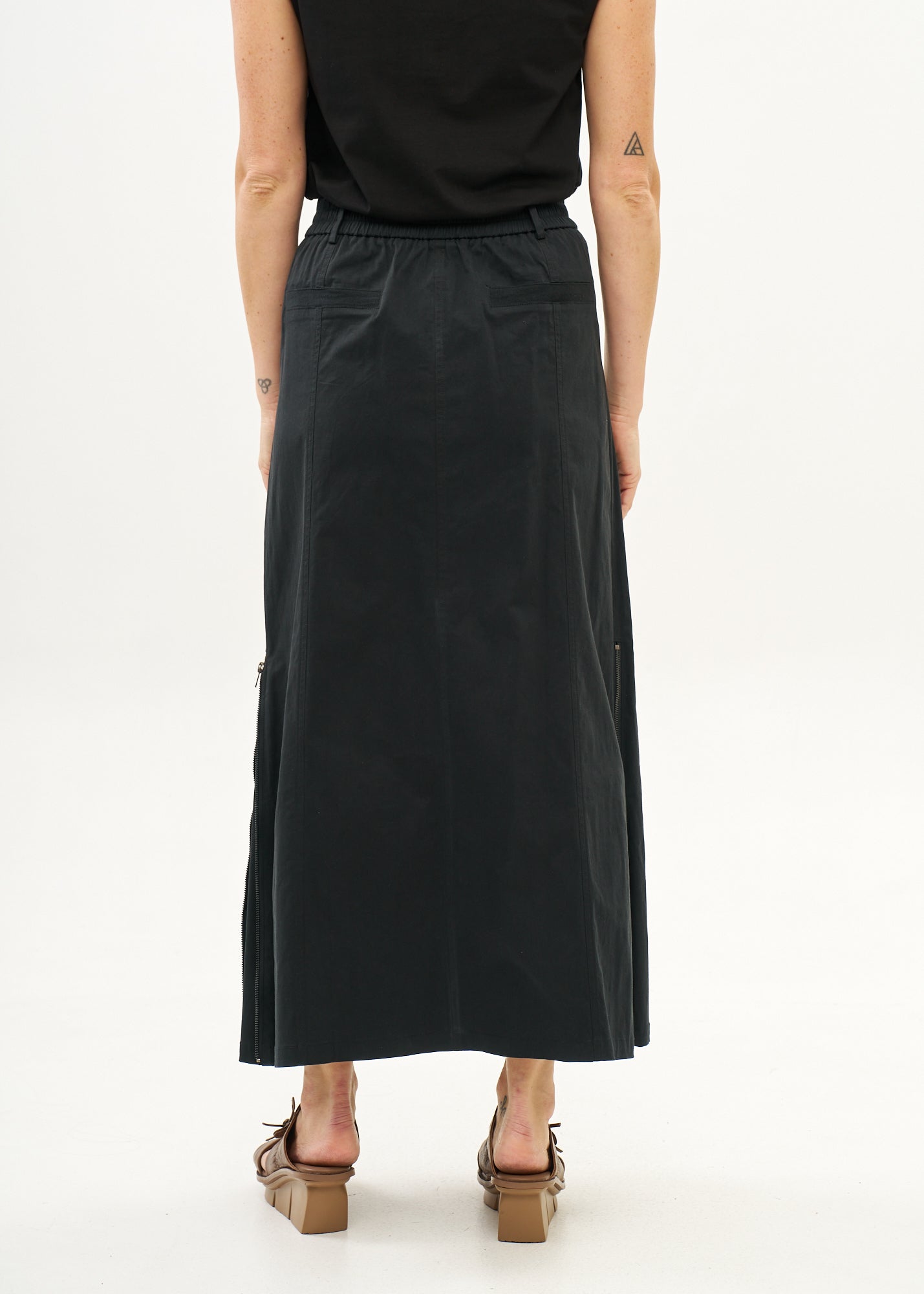 חצאית עם רוכסנים שילוב סרט שחור