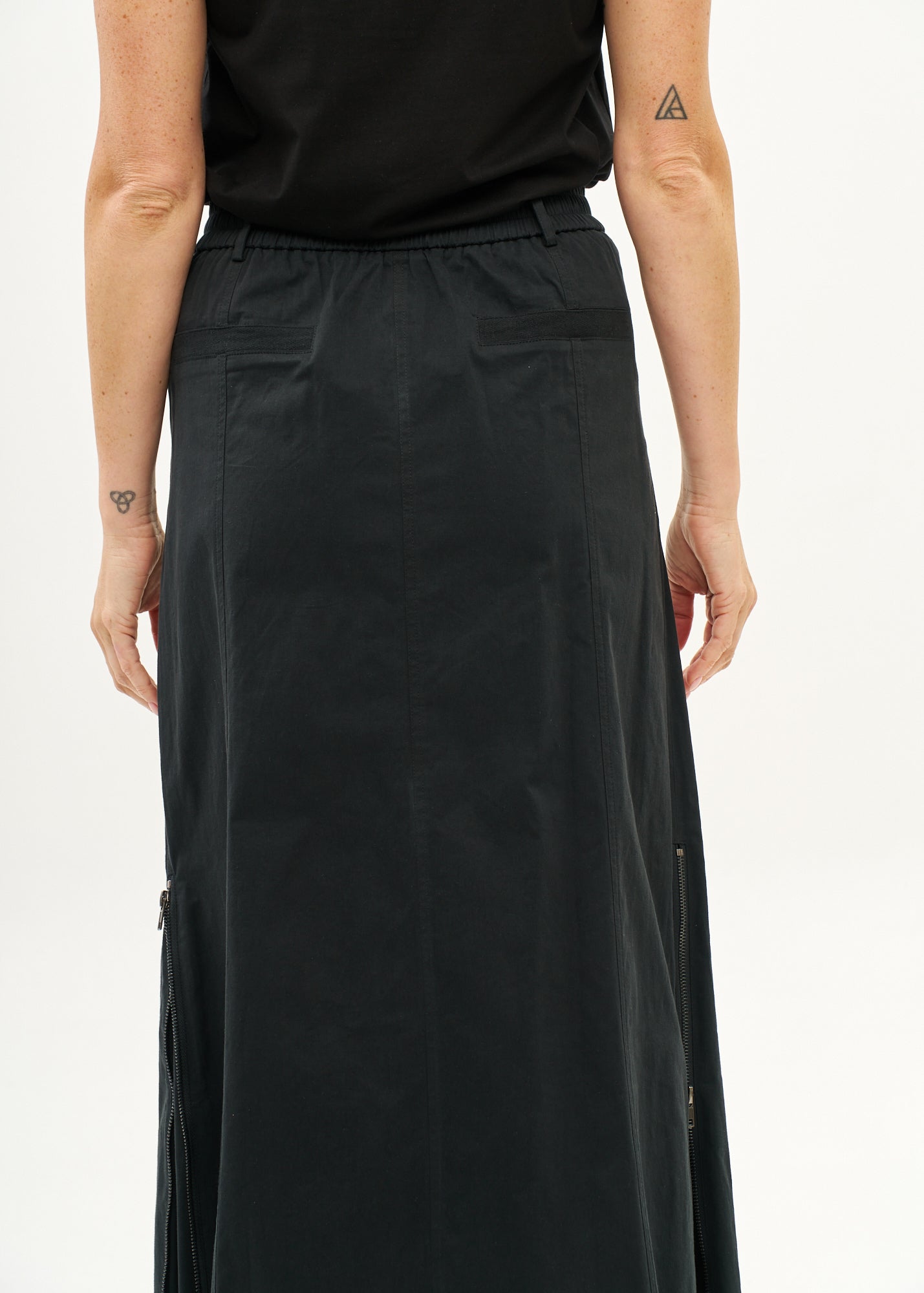 חצאית עם רוכסנים שילוב סרט שחור