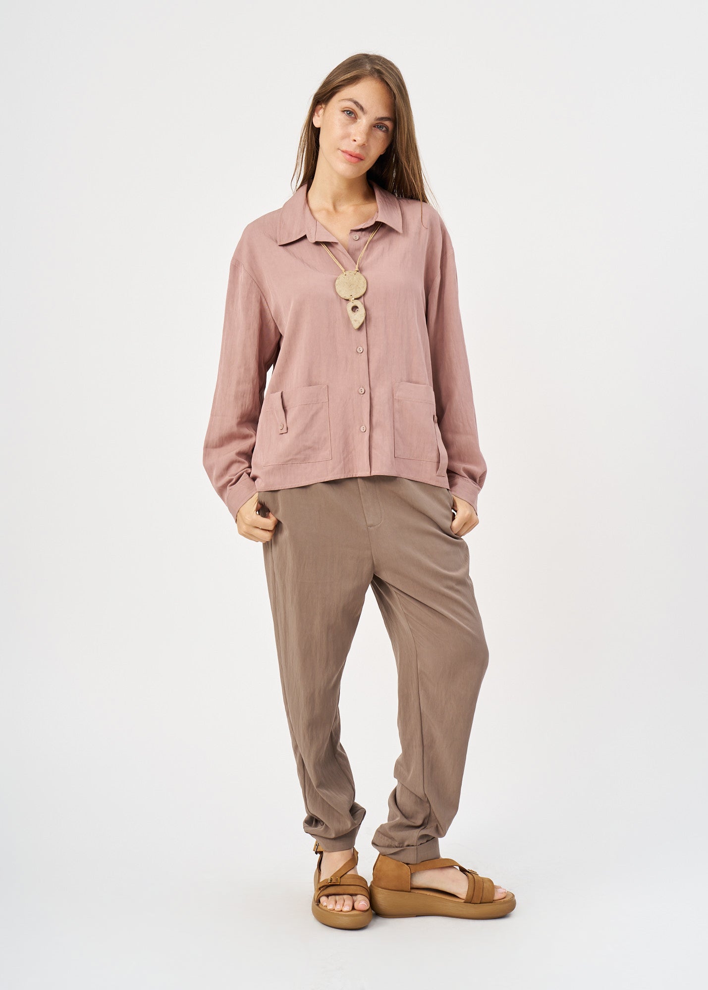 Soft fabric button-down shirt with two front pockets, pink